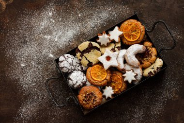 Kutuda çeşitli ev yapımı Noel kurabiyeleri