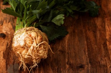 Ahşap zemin üzerinde taze kereviz kökü