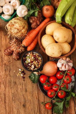 Sağlıklı gıda malzemeleri. Ahşap masada organik sebzeler.