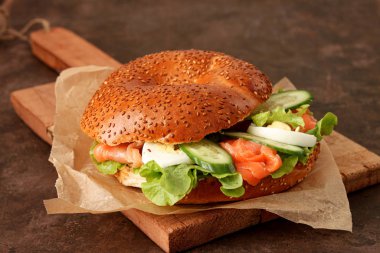 Somon ve salatalı simit.