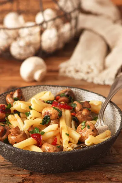 Macarrão Com Cogumelos Ervas Molho — Fotografia de Stock