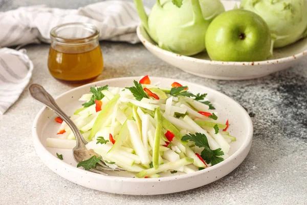 Salad Kohlrabi Dengan Apel Dan Saus — Stok Foto