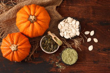 Kabak unu ve çekirdekli kase.