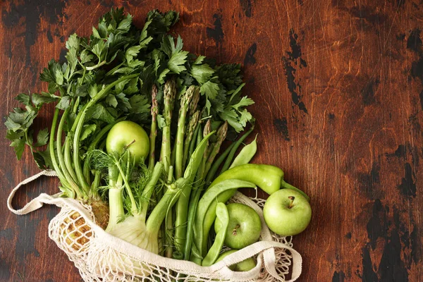 Verduras Verdes Frutas Bolsa Hilo Sobre Fondo Madera Plástico —  Fotos de Stock