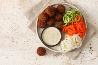 Falafel ve spagetti ile tabak Taze sebzeler