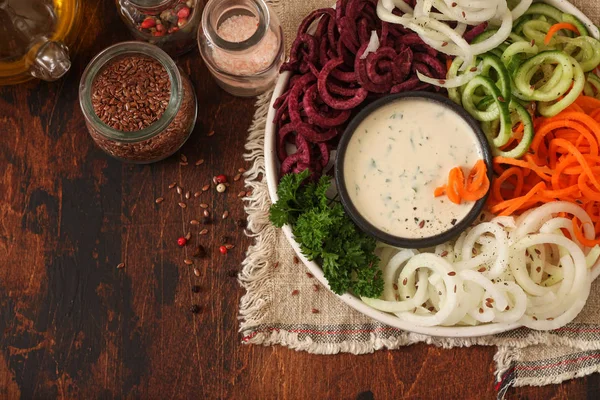 Tahini Soslu Taze Sebze Spagetti Salatası — Stok fotoğraf