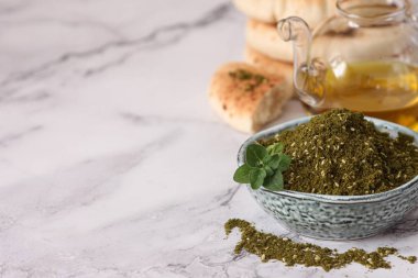 Orta Doğu zaatar baharatı kâsede, zeytinyağı ve pide ekmeği