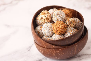 Çiğ vejetaryen sağlıklı tatlı hurma ve fındıktan yapılır. Enerji topları.
