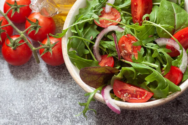 Salad Hijau Segar Dengan Tomat Ceri Dalam Mangkuk Kayu — Stok Foto