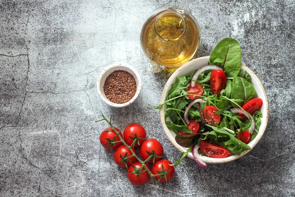 Ensalada Mixta Verde Fresca Con Tomates Cherry Tazón Madera —  Fotos de Stock