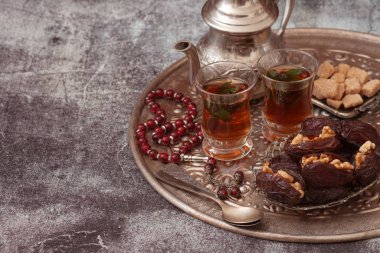 Doldurulmuş tarihli geleneksel Arap çayı