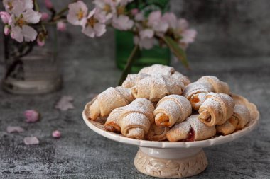 Kayısı reçeliyle doldurulmuş kurabiyeler.