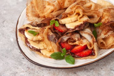 Çikolatalı, muzlu ve çilekli krepler.