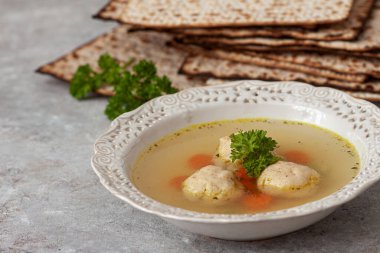 Yahudi Fısıh Bayramı için geleneksel Matzah topu çorbası.