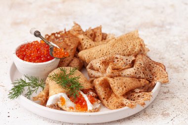 Kırmızı havyarlı geleneksel Rus gözlemeleri. Bayram Karnavalı Maslenitsa Shrovetide.