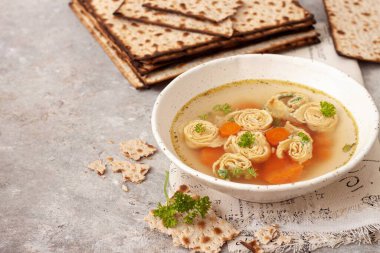 Yumurtalı gözleme ve matza ekmekli tavuk çorbası. Pesah kutlama konsepti (Yahudi bayramı tatili).