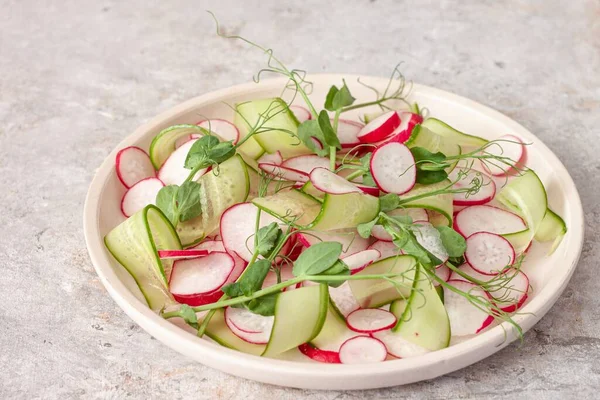 Salad Lobak Organik Segar Dan Mentimun Dengan Tunas Kacang Polong — Stok Foto