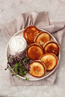 Süzme peynirli ve lahanalı krepler.