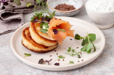 Süzme peynirli krep ve lahanalı somon.