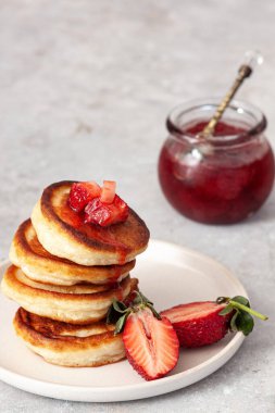 taze çilek reçeli ile Pancakes