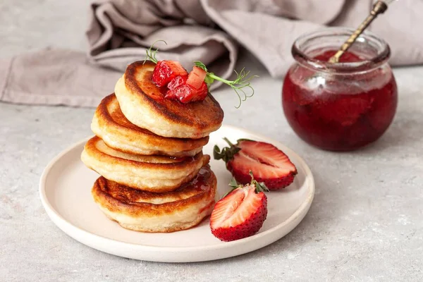 Pannkakor Med Färska Jordgubbar Och Sylt Smaklig Frukost — Stockfoto