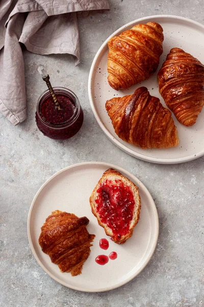 Croissants Caseros Frescos Sabrosos Con Jamón Frambuesas Desayuno Sabroso — Foto de Stock