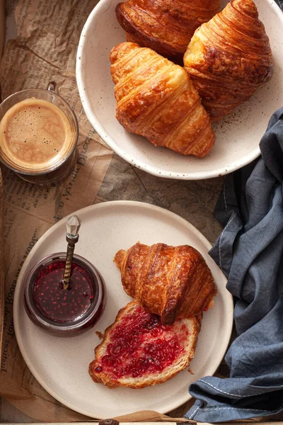 Croissants Caseros Frescos Sabrosos Con Jamón Frambuesas Desayuno Sabroso — Foto de Stock