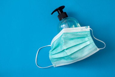 Coronavirus önleme tıbbi maskeleri ve el dezenfektanı jeli. COVID-19, Coronovirüs konsepti.