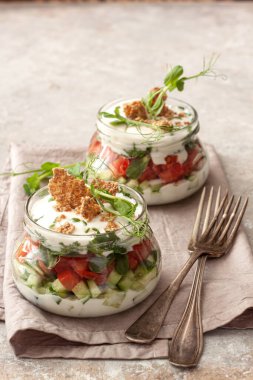 Kavanozda taze sebze salatası ve yoğurt sosu.