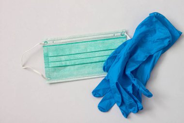 Coronavirus önleme cerrahi maskeler ve tıbbi eldivenler el koruması. COVID-19, Coronovirus konsepti.