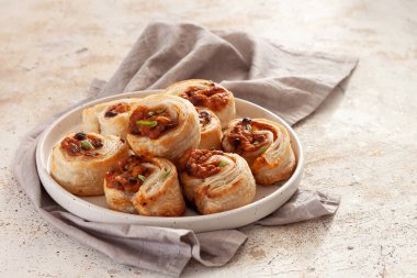 Peynirli ve domates soslu buketler.