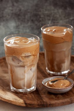 Buzlu Dalgona Kahve, modaya uygun kremalı kremalı kahve.