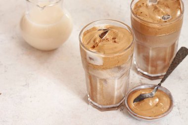 Buzlu Dalgona Kahve, modaya uygun kremalı kremalı kahve.