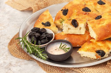 Geleneksel İtalyan Focaccia ekmeği zeytinli