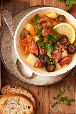 Geleneksel Rus çorbası solyankası ahşap arka planda