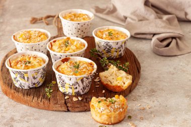 Peynirli tam tahıllı kekler, mısır ve yulaf ezmesi.