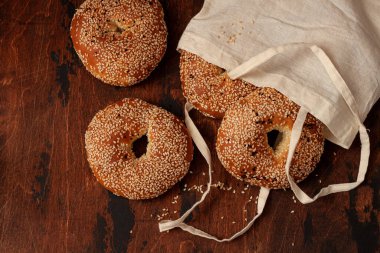 Taze, susamlı ev yapımı simit.