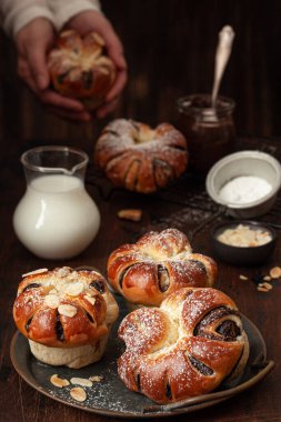 Çikolata ve fındıklı ev yapımı çikolatalı kekler.