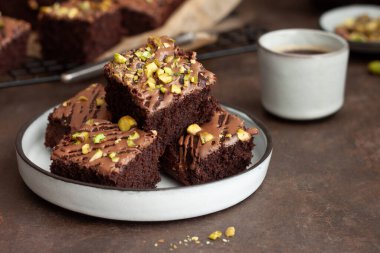 Ahşap arka planda fıstıklı ev yapımı çikolatalı Brownie.