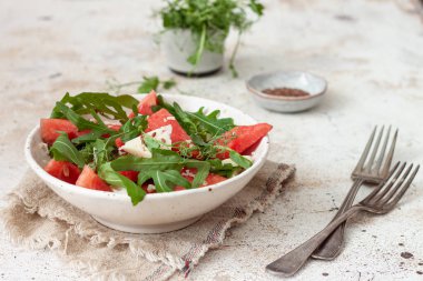 Kavanozda karpuz salatası, feta ve roka.