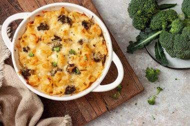 Makarna, peynir ve brokoli ile güveç