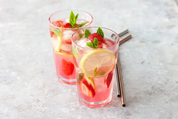 Roze Limonade Met Citroen Aardbeien — Stockfoto