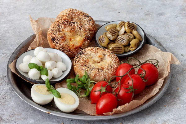 Bord Met Burek Kaas Olijven Mediterrane Stijl Ontbijt — Stockfoto