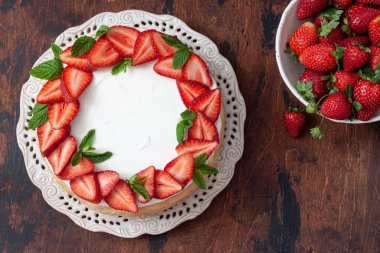 Taze çilek ve nane yapraklı ev yapımı cheesecake.