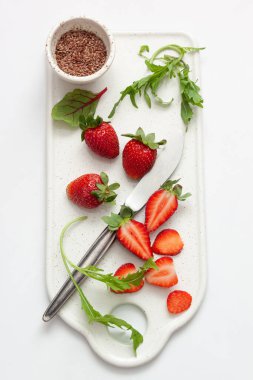 Çilek ve Arugula Salatası Malzemeleri