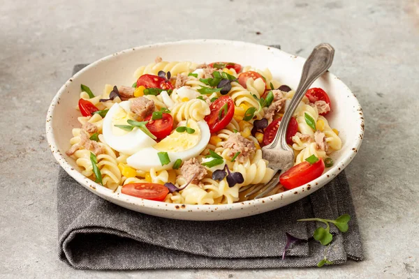 Salada Macarrão Com Legumes Ovo Atum Mesa — Fotografia de Stock