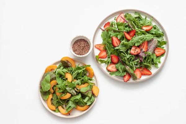 Salad Sehat Lezat Dari Stroberi Segar Loquat Dan Arugula — Stok Foto