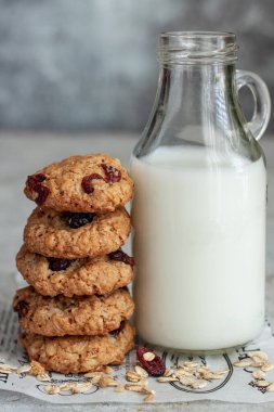 Masada süt ve kurabiye var.