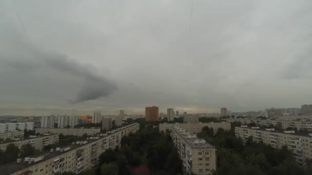 タイムラプスだ。モスクワの住宅街の街の景色。夏は曇り. — ストック動画