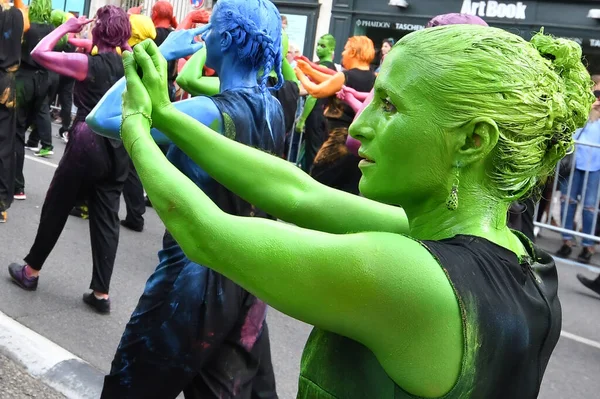 Lyon / Fransa - 16 Eylül 2018: Bienal dans geçidi, renkli gruplar Lyon sokaklarında geçit töreni